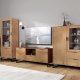 NORDIC LIVING COLLECTION Moderne kommode laget av heltre furu, lakkert i eik. Stabil base takket v�re en svart metallramme, h�ndtak i svart metall av h�y kvalitet, god oppbevaringsplass med �n skuff. To hyller bak to d�rer.