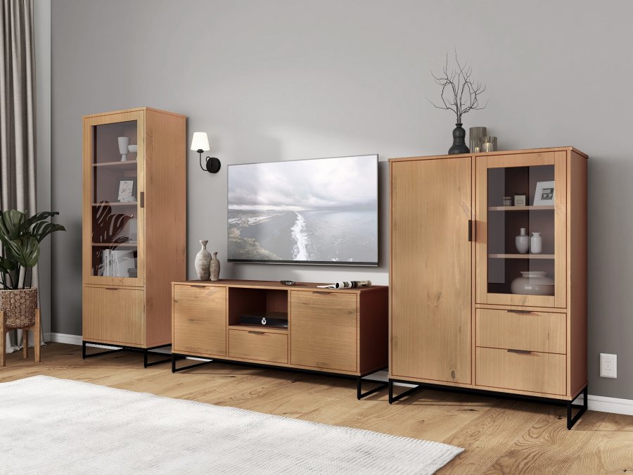 NORDIC LIVING COLLECTION Moderne kommode laget av heltre furu, lakkert i eik. Stabil base takket v�re en svart metallramme, h�ndtak i svart metall av h�y kvalitet, god oppbevaringsplass med �n skuff. To hyller bak to d�rer.