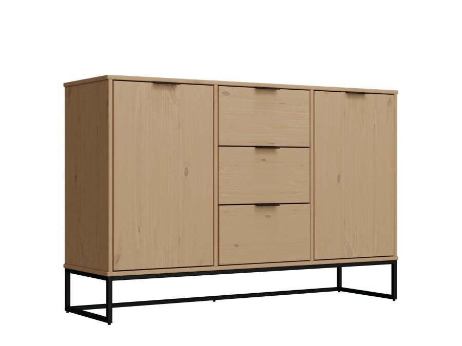 NORDIC LIVING COLLECTION Moderne kommode laget av heltre furu, lakkert i Oak Colori. Stabilt stativ takket v�re en svart metallramme, h�ndtak i svart metall av h�y kvalitet, god oppbevaringsplass med 3 skuffer, 2 d�rer med en hylle inni.