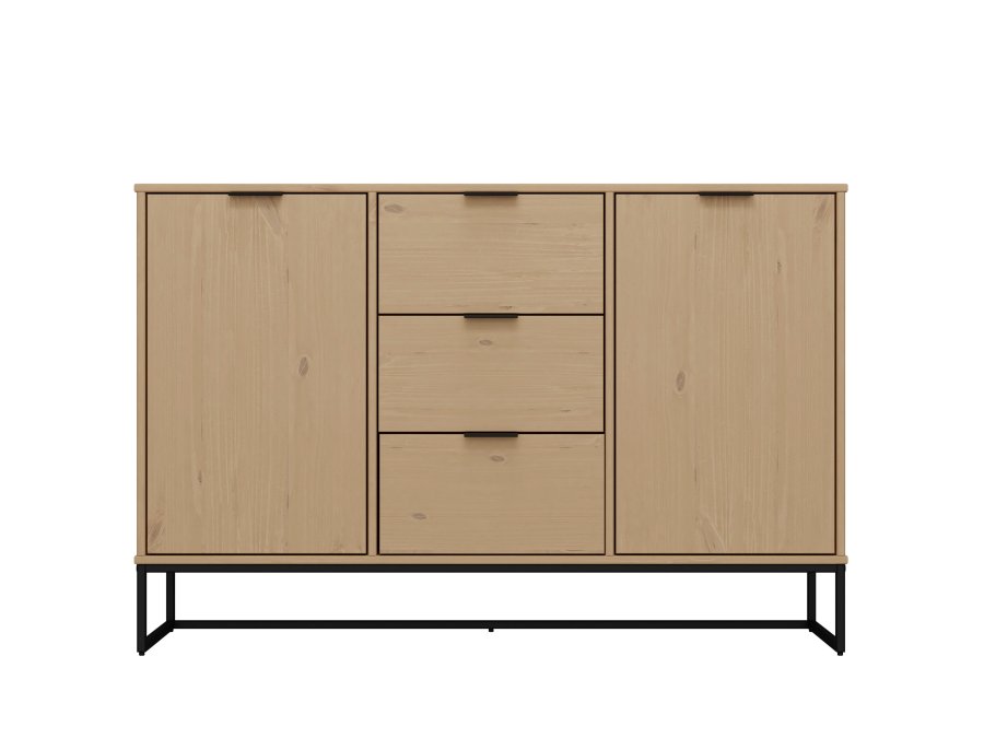 NORDIC LIVING COLLECTION Moderne kommode laget av heltre furu, lakkert i Oak Colori. Stabilt stativ takket v�re en svart metallramme, h�ndtak i svart metall av h�y kvalitet, god oppbevaringsplass med 3 skuffer, 2 d�rer med en hylle inni.