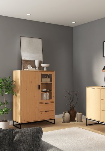 NORDIC LIVING COLLECTION Moderne kommode laget av heltre furu, lakkert i Oak Colori. Stabilt stativ takket v�re en svart metallramme, h�ndtak i svart metall av h�y kvalitet, god oppbevaringsplass med 3 skuffer, 2 d�rer med en hylle inni.