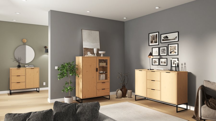 NORDIC LIVING COLLECTION Moderne kommode laget av heltre furu, lakkert i Oak Colori. Stabilt stativ takket v�re en svart metallramme, h�ndtak i svart metall av h�y kvalitet, god oppbevaringsplass med 3 skuffer, 2 d�rer med en hylle inni.