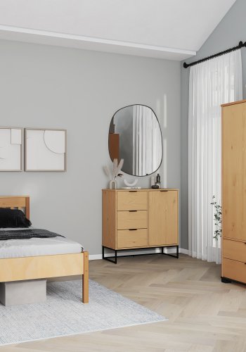 NORDIC LIVING COLLECTION Moderne kommode laget av heltre furu, lakkert i Oak Colori. Stabilt stativ takket v�re en svart metallramme, h�ndtak i svart metall av h�y kvalitet, god oppbevaringsplass med 3 skuffer, 2 d�rer med en hylle inni.