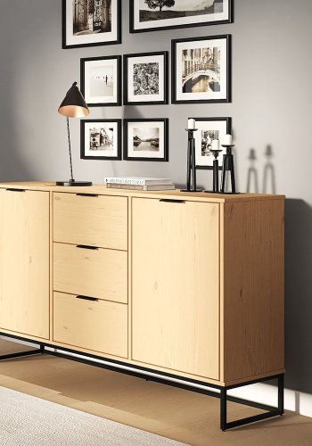 NORDIC LIVING COLLECTION Moderne kommode laget av heltre furu, lakkert i Oak Colori. Stabilt stativ takket v�re en svart metallramme, h�ndtak i svart metall av h�y kvalitet, god oppbevaringsplass med 3 skuffer, 2 d�rer med en hylle inni.