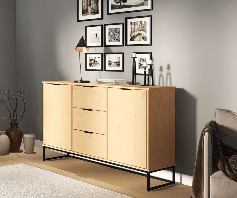 NORDIC LIVING COLLECTION Moderne kommode laget av heltre furu, lakkert i Oak Colori. Stabilt stativ takket v�re en svart metallramme, h�ndtak i svart metall av h�y kvalitet, god oppbevaringsplass med 3 skuffer, 2 d�rer med en hylle inni.