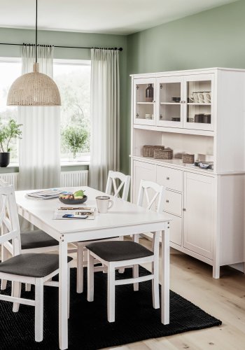NORDIC LIVING COLLECTION Ge din matsal en touch av elegans och komfort med Zofia-setet med tv� matstolar. Dessa eleganta stolar �r tillverkade av h�gkvalitativt massivt tr� och har en attraktiv lantlig stil. Med m�tten 43 x 40 x 94 cm (L/B/H) erbjuder de optimal sittkomfort och passar harmoniskt in i alla vardagsrum. Det vita och antracitgr� f�rgschemat ger stolarna ett tidl�st utseende som kompletterar b�de moderna och klassiska inredningskoncept. Perfekt f�r mysiga kv�llar med familj och v�nner!