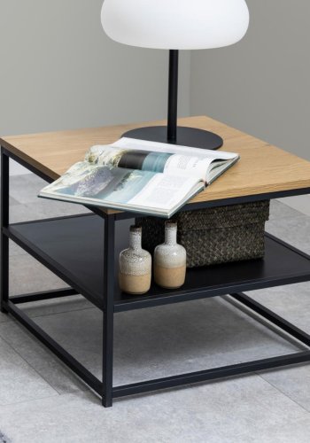 ACT NORDIC Gila Couchtisch, mit 1 Ablage, quadratisch - Wildeiche natur/Melamin schwarz, Metall schwarz (55x55)