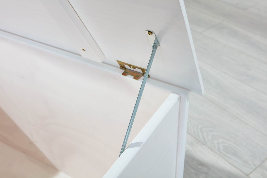NORDIC LIVING COLLECTION Emel kommode i heltre, hvitlakkert