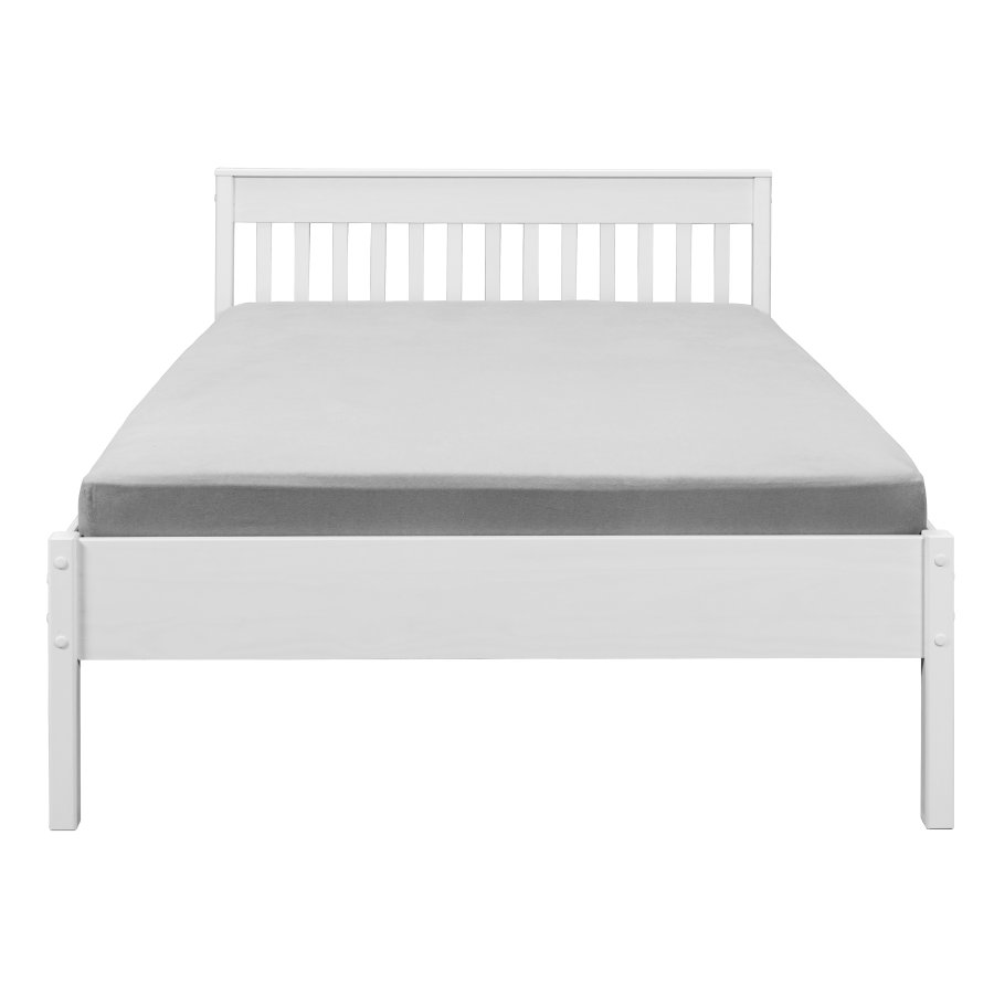 NORDIC LIVING COLLECTION S�ng i massiv furu, vitlackerad, madrassm�tt 140x200 cm med huvudgavel. Inklusive ribbotten. Totalm�tt: 210 x 147 x 92 cm.