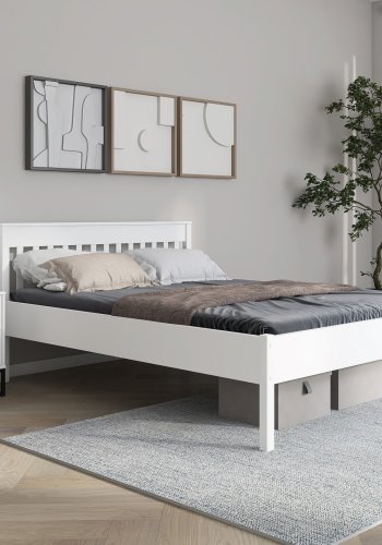 NORDIC LIVING COLLECTION S�ng i massiv furu, vitlackerad, madrassm�tt 140x200 cm med huvudgavel. Inklusive ribbotten. Totalm�tt: 210 x 147 x 92 cm.