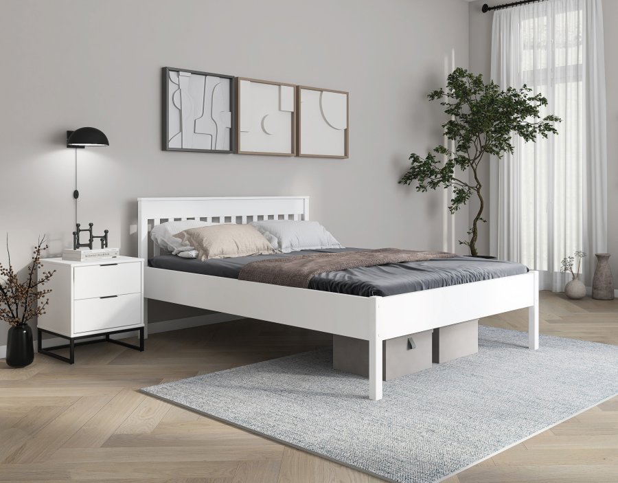 NORDIC LIVING COLLECTION S�ng i massiv furu, vitlackerad, madrassm�tt 140x200 cm med huvudgavel. Inklusive ribbotten. Totalm�tt: 210 x 147 x 92 cm.