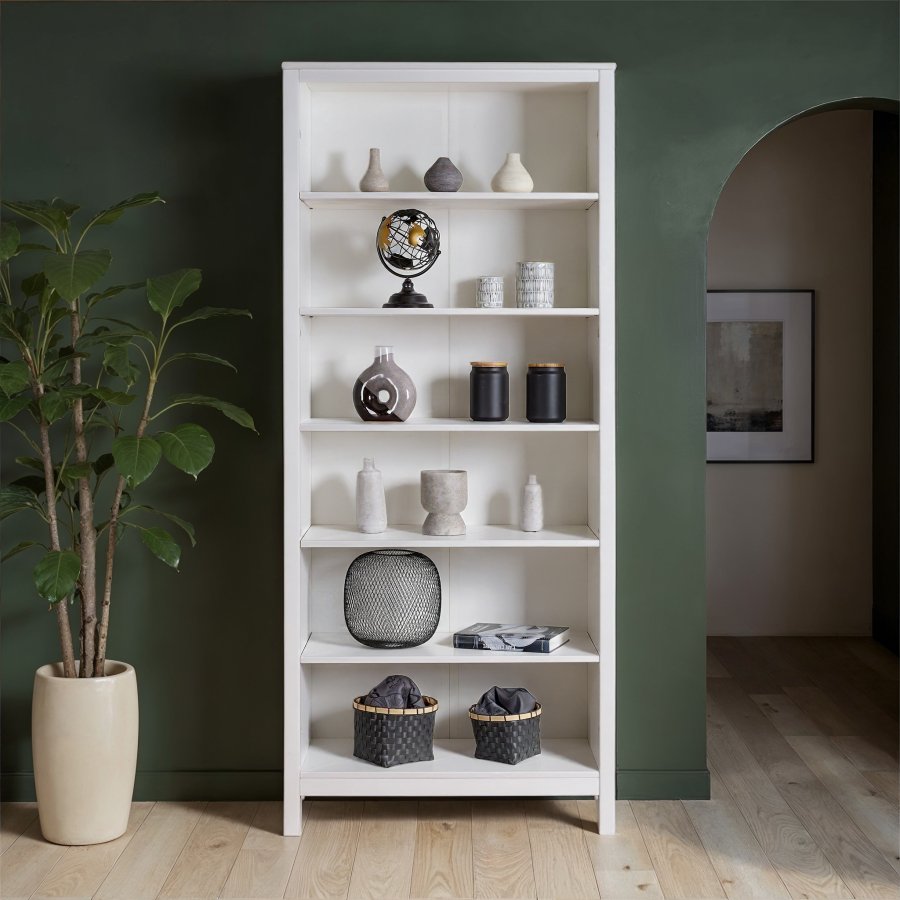NORDIC LIVING COLLECTION Massiv furuhylle, XL-st�rrelse, hvitlakkert, med 5 hyller. Totalm�l: 85 x 39,5 x 197 cm.