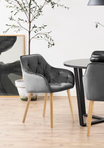 ACT NORDIC Brooke spisebordsstol, med armlener - mrkegr polyester og eikebeiset gummitre