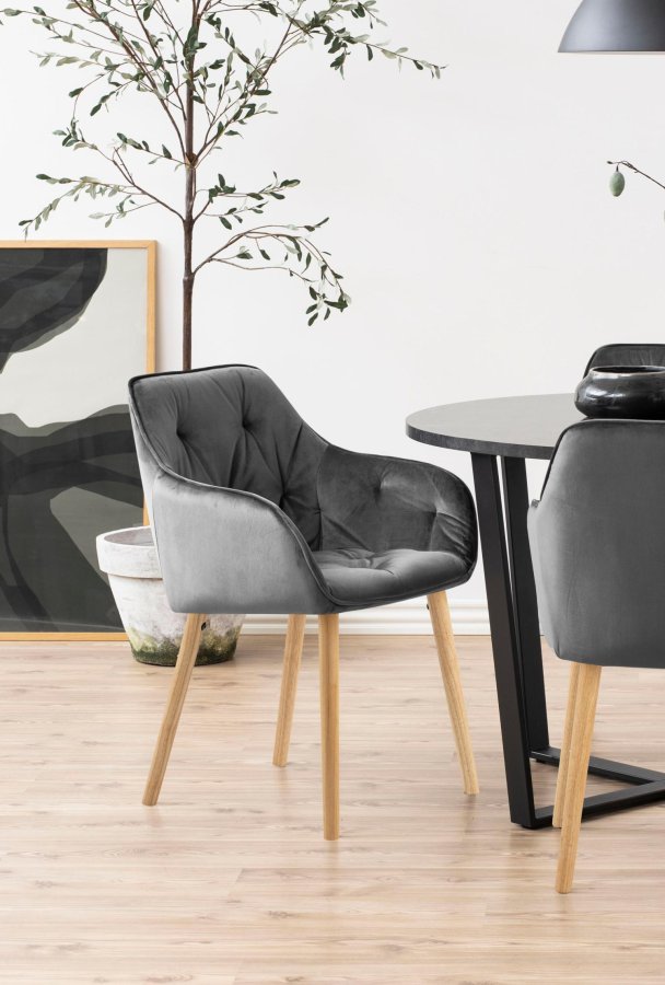 ACT NORDIC Brooke spisebordsstol, med armlener - mrkegr polyester og eikebeiset gummitre