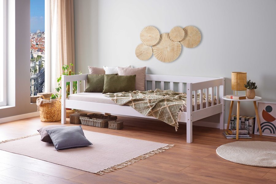 NORDIC LIVING COLLECTION Sintro b�ddsoffa 90 x 200 i vitt med massiv tr�botten