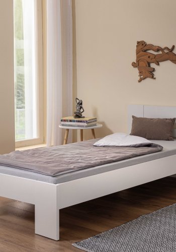 NORDIC LIVING COLLECTION Inter Link-sengen Annik byr p� tidl�s design og h�y funksjonalitet. Med sine sjener�se m�l p� 90 x 200 cm gir den god plass til en avslappende s�vn. Den er laget i elegant hvitt og uten lamellbunn, noe som gir mulighet for individuelt madrassvalg. En stilig og allsidig seng for ethvert soverom.