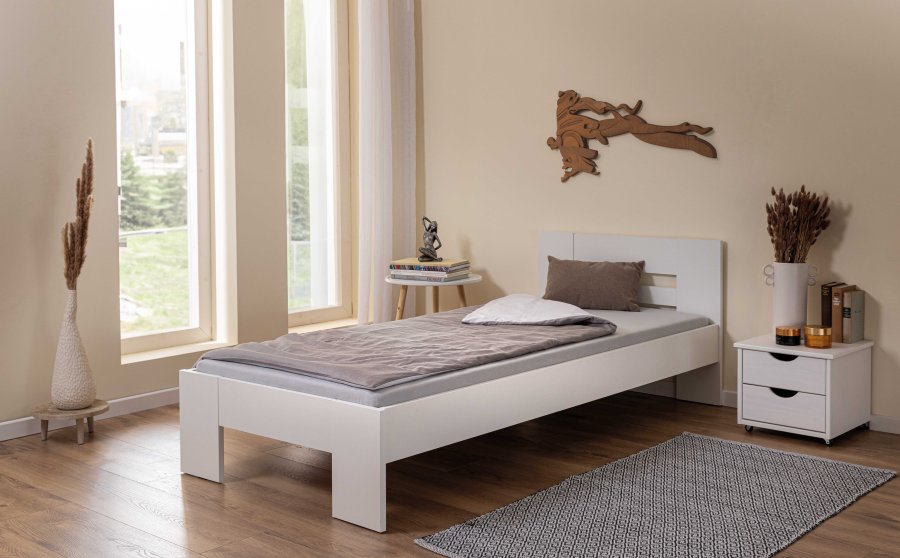 NORDIC LIVING COLLECTION Inter Link-sengen Annik byr p� tidl�s design og h�y funksjonalitet. Med sine sjener�se m�l p� 90 x 200 cm gir den god plass til en avslappende s�vn. Den er laget i elegant hvitt og uten lamellbunn, noe som gir mulighet for individuelt madrassvalg. En stilig og allsidig seng for ethvert soverom.