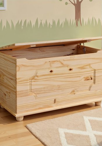 NORDIC LIVING COLLECTION Emel kommode i heltre, klarlakkert
