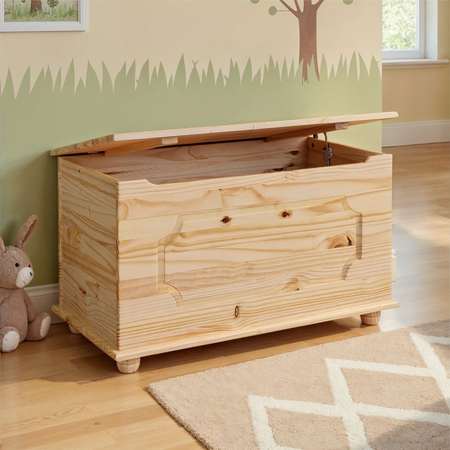NORDIC LIVING COLLECTION Emel kommode i heltre, klarlakkert