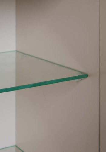 NORDIC LIVING COLLECTION V&auml;ggsk�p i Sardegna Kashmir/Artisan Oak-finish med 2 d&ouml;rrar och 4 hyllplan, varav 2 i glas.