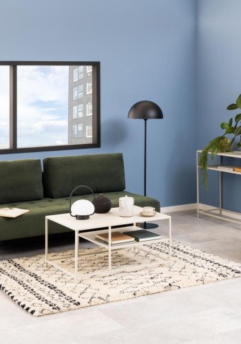 ACT NORDIC Blain Schlafsofa, mit 2 Kissen – dunkelgrüner Stoff und rauchfarbenes Gummibaumholz