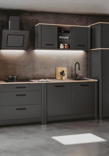 NORDIC LIVING COLLECTION Veneto v&auml;ggsk�p i antracit/hantverksm&auml;ssig ekfinish med 2 d&ouml;rrar och 4 hyllplan, varav 2 i glas