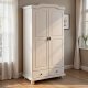 NORDIC LIVING COLLECTION Reutte lantlig garderob best�ende av 2 mjukst�ngande d�rrar, 2 l�dor med l�ttl�pande metallskenor, 1 garderobsskena i metall och en hatthylla
