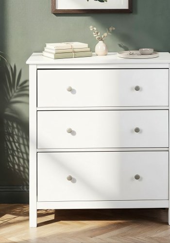 NORDIC LIVING COLLECTION Byr� i massiv furu, vitlackerad, med 3 l�dor och totalm�tt 110 x 40 x 96 cm.