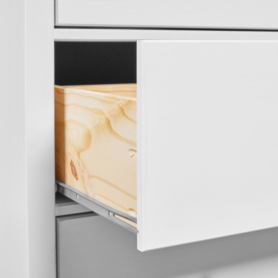 NORDIC LIVING COLLECTION  Byr� i massiv furu, vitlackerad, med 4 l�dor. Totalm�tt: 82 x 40 x 120 cm.