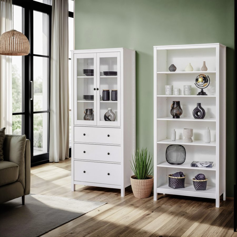 NORDIC LIVING COLLECTION  Vitrineskap i heltre furu, hvitlakkert, med 3 skuffer, 2 d�rer og 2 hyller. Totalm�l: 82 x 40 x 197 cm.