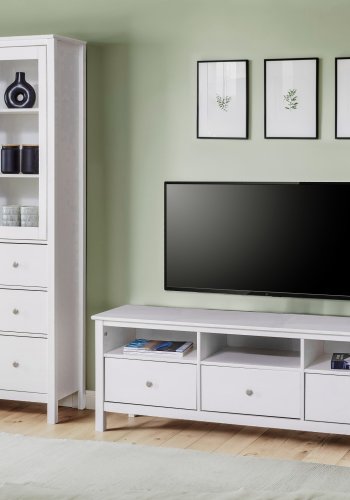 NORDIC LIVING COLLECTION  Vitrineskap i heltre furu, hvitlakkert, med 3 skuffer, 2 d�rer og 2 hyller. Totalm�l: 82 x 40 x 197 cm.