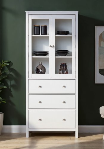 NORDIC LIVING COLLECTION  Vitrineskap i heltre furu, hvitlakkert, med 3 skuffer, 2 d�rer og 2 hyller. Totalm�l: 82 x 40 x 197 cm.