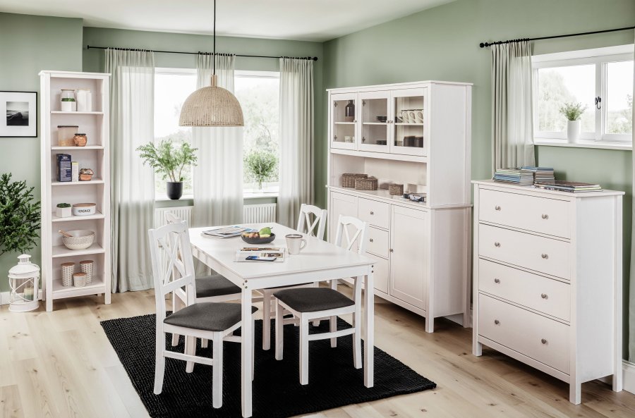NORDIC LIVING COLLECTION  Vitrineskapplate i heltre furu, hvitlakkert, med 3 d�rer og 3 hyller. Totalm�l: 82 x 40 x 197 cm.