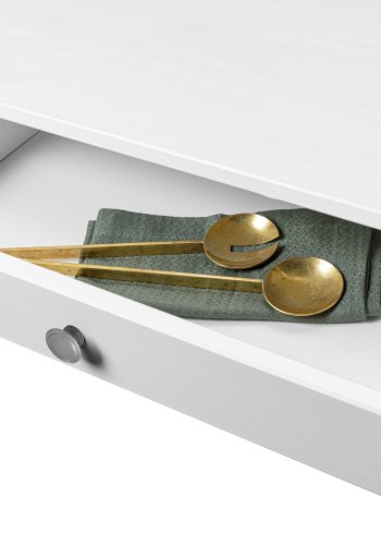 NORDIC LIVING COLLECTION Matbord i massiv furu, vitlackerad, med 1 l�da. Totalm�tt: 145 x 80 x 76 cm.