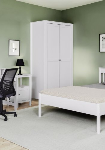 NORDIC LIVING COLLECTION S&auml;ngbord i massiv furu med 1 l�da, ett &ouml;ppet fack och totala m�tt p� 47 x 40 x 66 cm.