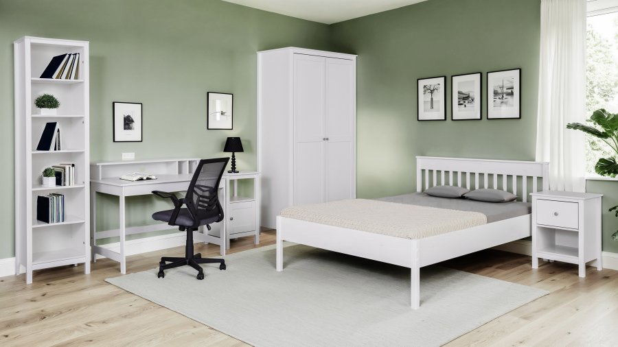 NORDIC LIVING COLLECTION S&auml;ngbord i massiv furu med 1 l�da, ett &ouml;ppet fack och totala m�tt p� 47 x 40 x 66 cm.