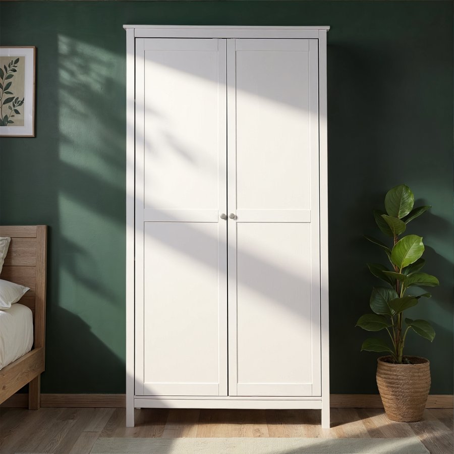 NORDIC LIVING COLLECTION Garderob i massiv furu med 2 d�rrar, vitlackerad, totalm�tt 106 x 60 x 210 cm.