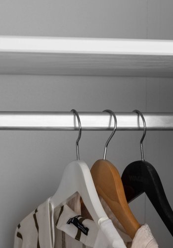NORDIC LIVING COLLECTION  Garderob i massiv furu med 3 d�rrar, vitlackerad, totalm�tt 155 x 60 x 210 cm.