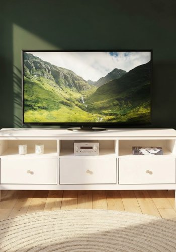 NORDIC LIVING COLLECTION  TV-sk�p i massiv furu med 3 l�dor och 3 hyllplan, vitlackerad. Totalm�tt: 160 x 45 x 57 cm.