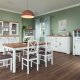 NORDIC LIVING COLLECTION Maluno vitrineskap med 2 d�rer og hyller laget av heltre, hvitlakkert