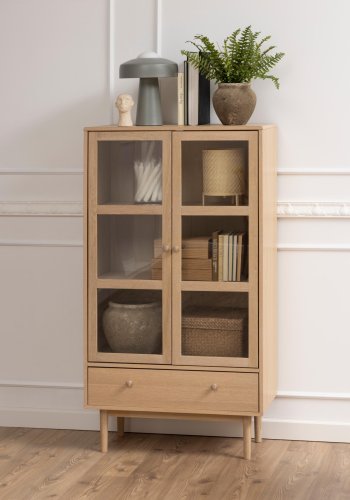 ACT NORDIC Aston vitrineskab, m. 2 glaslger og 1 skuffe - hvidpigmenteret egefinér og eg