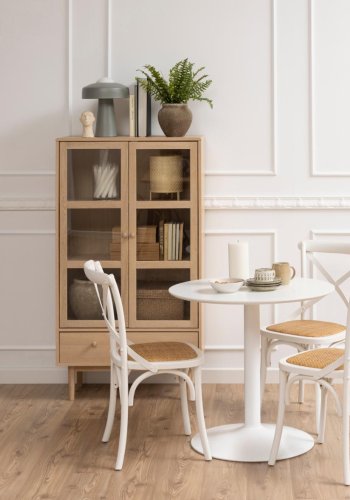 ACT NORDIC Aston vitrineskab, m. 2 glaslger og 1 skuffe - hvidpigmenteret egefinér og eg