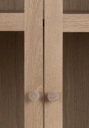 ACT NORDIC Aston vitrineskab, m. 2 glaslger og 1 skuffe - hvidpigmenteret egefinér og eg