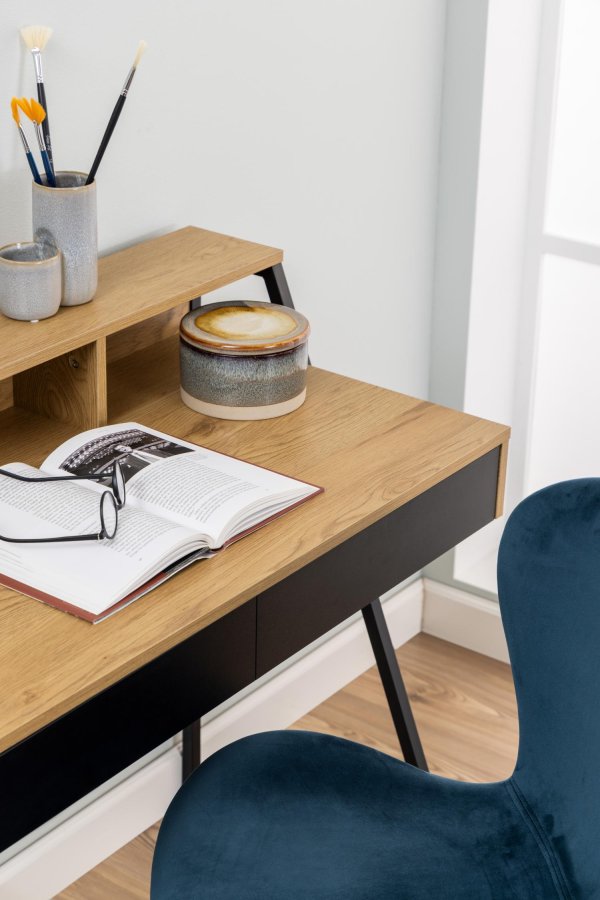 ACT NORDIC Reece Schreibtisch, mit 3 Fächern und 2 Schubladen – natürliches/schwarzes Melamin und schwarzes Metall (100x50)