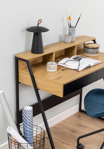 ACT NORDIC Reece Schreibtisch, mit 3 Fächern und 2 Schubladen – natürliches/schwarzes Melamin und schwarzes Metall (100x50)