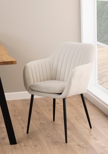 ACT NORDIC Emilia Esszimmerstuhl, mit Armlehnen – Sandstoff und schwarzes Metall