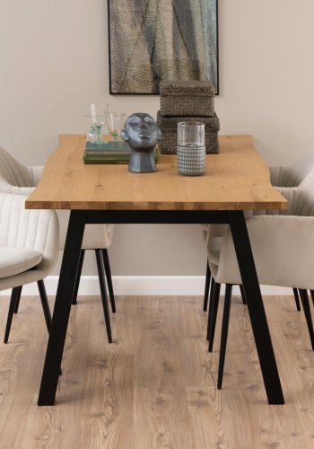 ACT NORDIC Emilia Esszimmerstuhl, mit Armlehnen – Sandstoff und schwarzes Metall