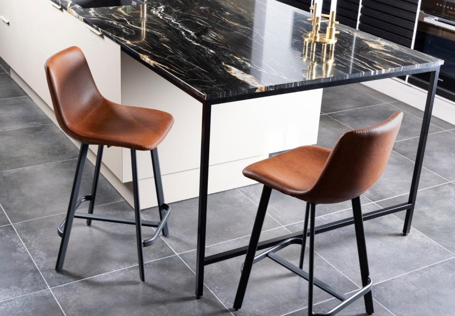 ACT NORDIC I_Oregon Thekenstuhl, mit Rückenlehne und Fußstütze - Cognac Retro PU Schwarz Metall