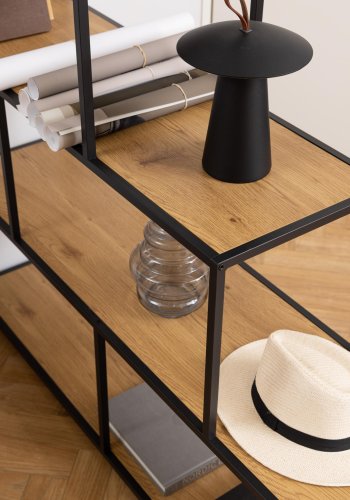 ACT NORDIC Seaford reol, m. 4 hylder - natur vild eg papir og sort metal(H:150cm x135cm x 35cm)