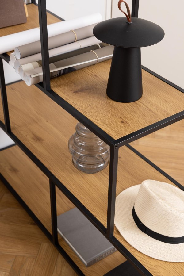 ACT NORDIC Seaford reol, m. 4 hylder - natur vild eg papir og sort metal(H:150cm x135cm x 35cm)
